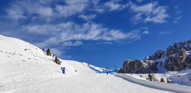 ドロミテの寒い冬の日のスキー - dolomites ski lift winter ski track ストックフォトと画像