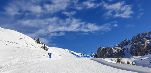 катание на лыжах в холодный зимний день в доломитовых альпах - dolomites ski lift winter ski track стоковые фото и изображения