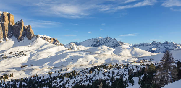 ドロミテの寒い冬の日のスキー - dolomites ski lift winter ski track ストックフォトと画像