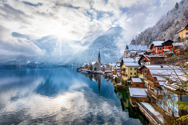 wioska hallstatt w alpach austriackich, zimą pokryta śniegiem - winter snow landscape house zdjęcia i obrazy z banku zdjęć