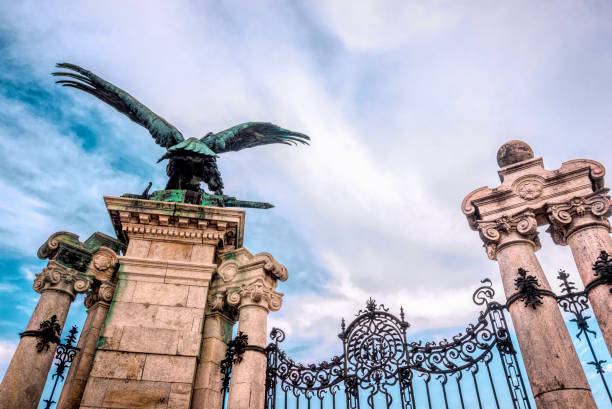majestuosa escultura de águila en una colina de buda en budapest. símbolo de la realeza - street royal palace of buda budapest hungary fotografías e imágenes de stock