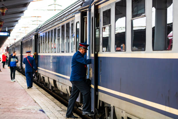 personale ferroviario che fa l'ultimo controllo sulla banchina della stazione ferroviaria nord di bucarest (gara de nord bucuresti) a bucarest, romania, 2020 - cfr foto e immagini stock