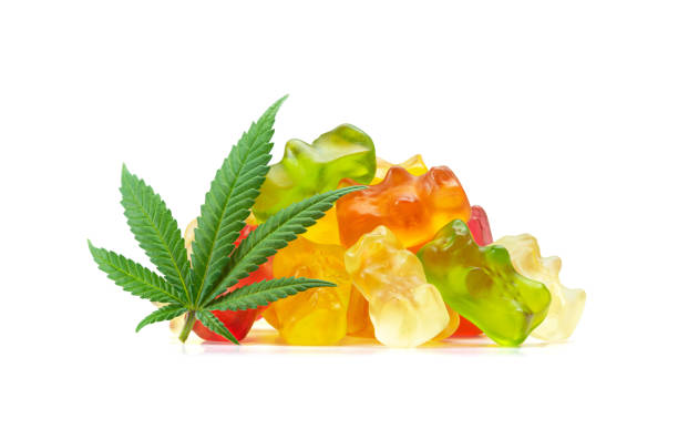 gummy bear medical marijuana edibles (cbd ou thc candies) com folha de cannabis isolada em fundo branco - gummy - fotografias e filmes do acervo