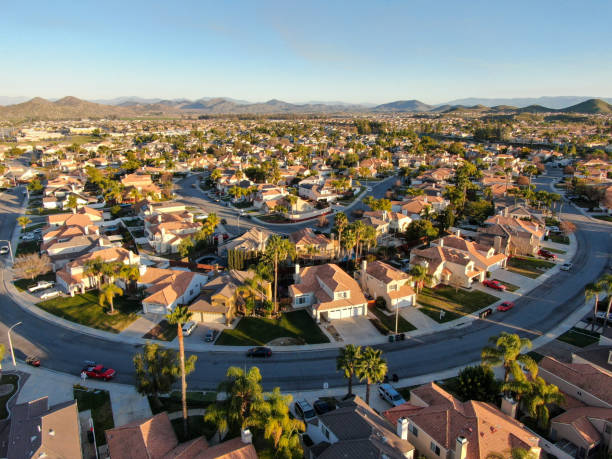 vista aérea del barrio de menifee, distrito de subdivisión residencial durante la puesta del sol - aerial view building exterior suburb neighbor fotografías e imágenes de stock