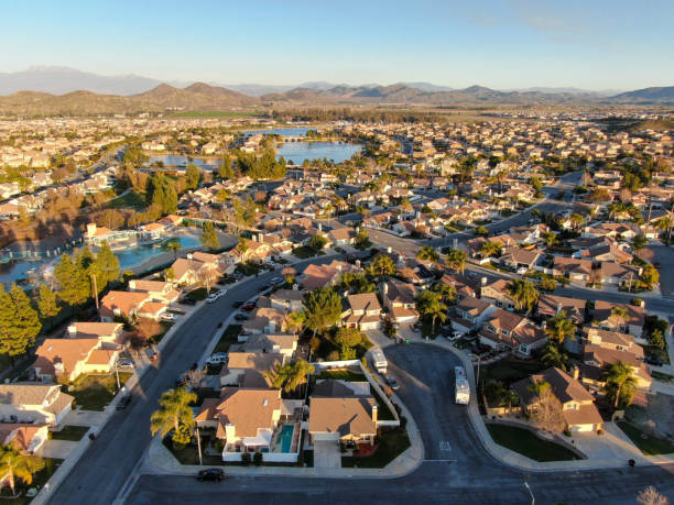 vista aérea del barrio de menifee, distrito de subdivisión residencial durante la puesta del sol - aerial view building exterior suburb neighbor fotografías e imágenes de stock