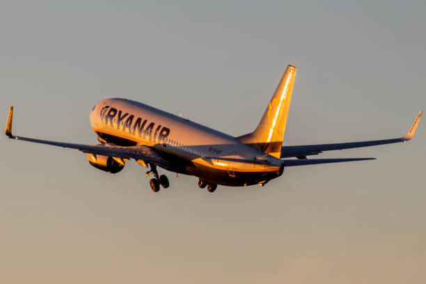 ryanair boeing 737 sunset departure - wing airplane boeing 737 jet foto e immagini stock