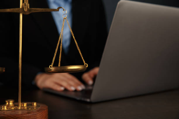 bureau d’avocats. statue de la justice avec des balances et avocat travaillant sur un ordinateur portatif. concept de droit juridique, de conseil et de justice. - statue roman female women photos et images de collection