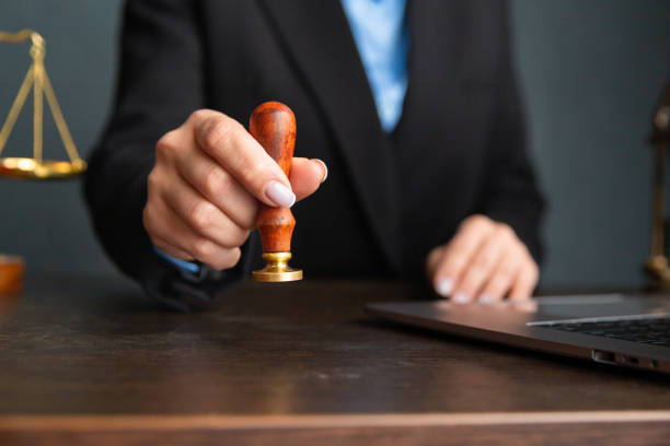 les femmes d’affaires d’avocat travaillant et notaire signent les documents au bureau. avocat consultant, justice et droit, avocat, juge de cour, concept - statue roman female women photos et images de collection