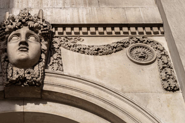 detalhe de figura, leão e elementos decorativos acima de uma entrada para um edifício neoclássico - dublin ireland custom house famous place republic of ireland - fotografias e filmes do acervo