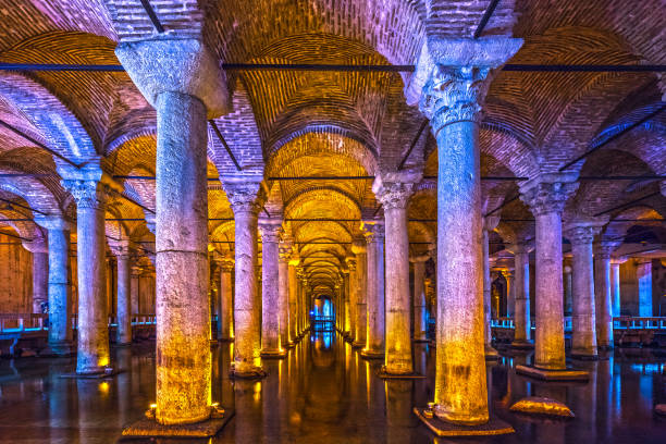 la cisterna della basilica, (yerebatan), istanbul, turchia. - basilica foto e immagini stock