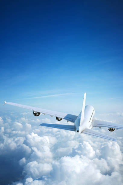 aviones de pasajeros blancos sobrevolando nubes - wing airplane sky jet fotografías e imágenes de stock