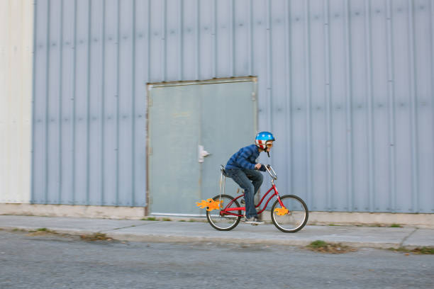 vélo de course de jeune garçon avec des flammes - ten speed bicycle photos et images de collection