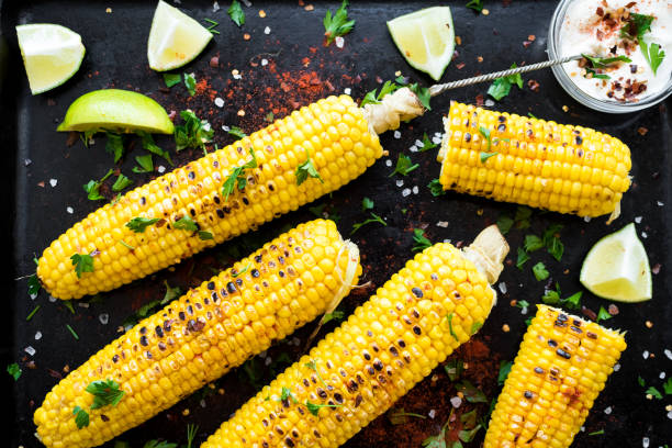 pannocchie di mais alla griglia in stile messicano - vegies corn dinner crop foto e immagini stock