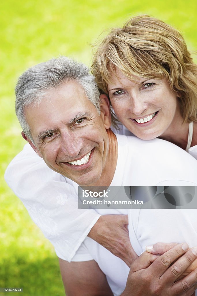 Sonriente pareja madura - Foto de stock de A caballo libre de derechos