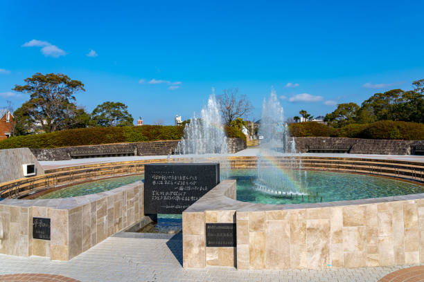 fontana della pace nel parco della pace di nagasaki nella giornata di sole. prefettura di nagasaki, giappone - war globe symbols of peace weapon foto e immagini stock