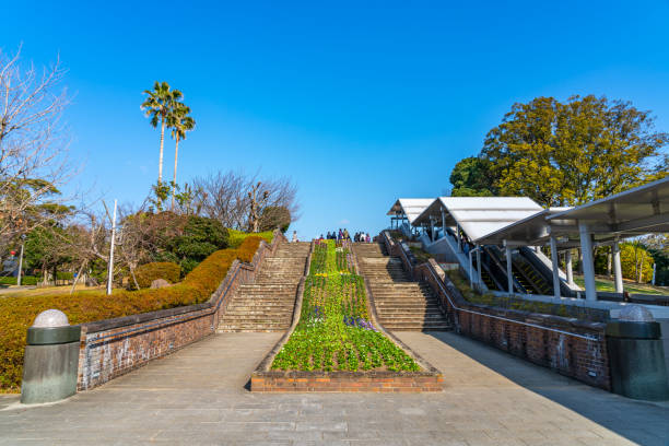 escaleras delanteras del parque de la paz de nagasaki en días soleados. prefectura de nagasaki, japón - war globe symbols of peace weapon fotografías e imágenes de stock