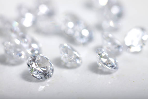 fermez-vous vers le haut projectile de belles perles brillantes de diamant de zirconia de cristal - crystal refraction glass light photos et images de collection