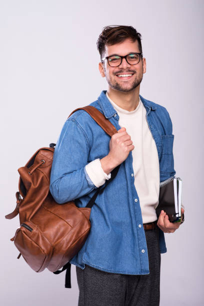 Jeune étudiant masculin posant dans le studio - Photo