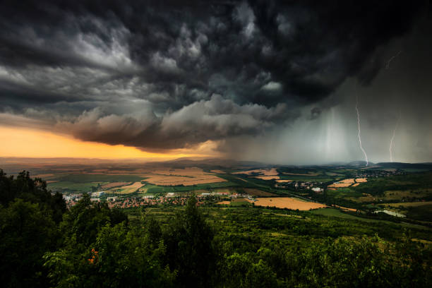 orage magnifiquement structuré dans les plaines bulgares - ion photos et images de collection