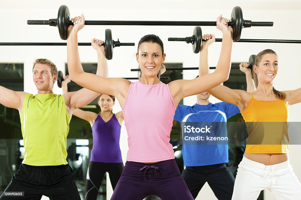 Groupe de remise en forme avec barre dans la salle de sport - Photo de Adulte libre de droits