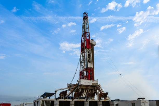 plataforma de perfuração com céu azul - oil rig sea oil well oil drill - fotografias e filmes do acervo