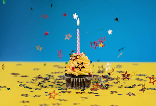 perfekt verzierter muffin zum kindergeburtstag - back to front ideas surrealism concepts stock-fotos und bilder