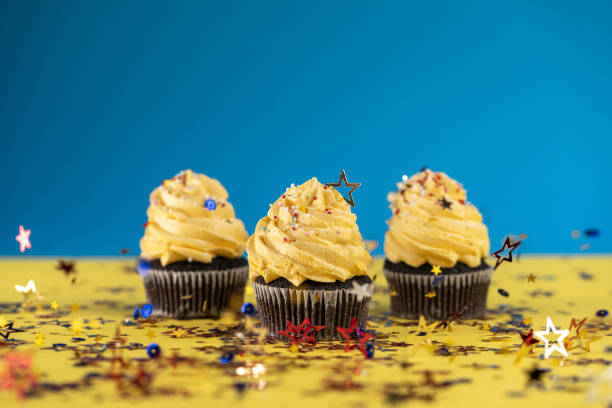 perfekt dekorierte cupcakes für jeden anlass - back to front ideas surrealism concepts stock-fotos und bilder