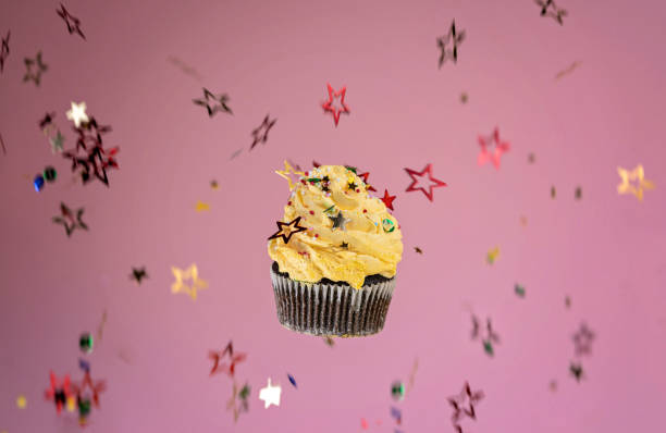 party ist keine party ohne konfetti und leckere cupcakes - back to front ideas surrealism concepts stock-fotos und bilder