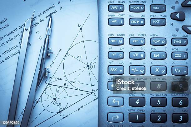 Matematica Istruzioni Con Una Bussola E Calcolatrice - Fotografie stock e altre immagini di Corso di matematica