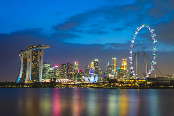 skyline of singapore - ferris wheel fotos imagens e fotografias de stock