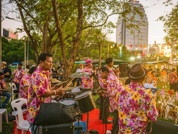 unacquainted thai people música rítmica con baile tailandés danzando danzando en el festival de turismo de tailandia 2019 en el parque central lumpini. - parade music music festival town fotografías e imágenes de stock