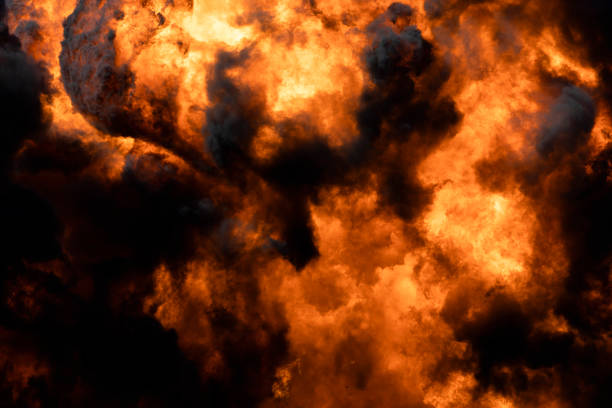 爆発火災の墜落爆弾の燃焼 - napalm ストックフォトと画像