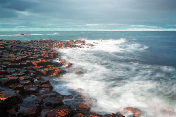 北アイルランド アントリム・ジャイアンツ・コーズウェイ - nobody non urban scene long exposure county antrim ストックフォトと画像