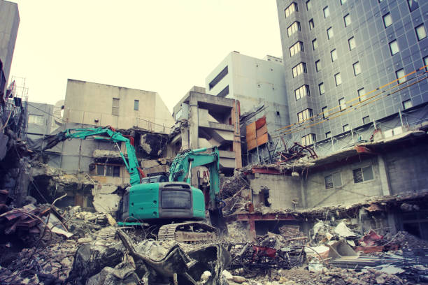 sitio de demolición del edificio de la ciudad por excavadora - excavator de desmantelar las cargas de la basura fotografías e imágenes de stock