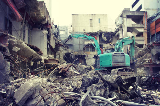 sitio de demolición del edificio de la ciudad por excavadora - excavator de desmantelar las cargas de la basura fotografías e imágenes de stock