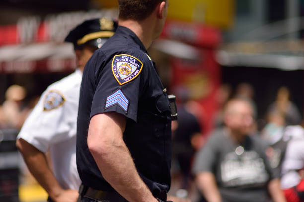 oficerowie nypd stoją na straży na times square, manhattan, nowy jork, usa. - new york city times square crowd people zdjęcia i obrazy z banku zdjęć