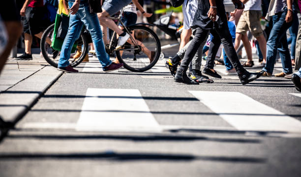 비엔나 도심에서 걷는 많은 사람들 - crosswalk information medium street road 뉴스 사진 이미지