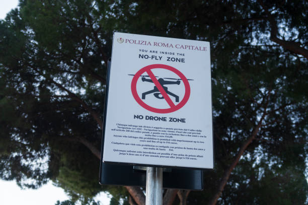 drone no fly zone sign vicino all'altare della patria a roma - pie in the sky foto e immagini stock