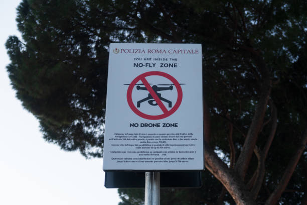 drone no fly zone sign vicino all'altare della patria a roma - pie in the sky foto e immagini stock