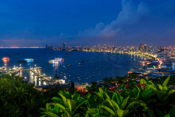 baía de pattaya e bali hai pier, do ponto de vista da montanha phra tamnak, durante o crepúsculo, chonburi, tailândia; panorama - bali hai - fotografias e filmes do acervo