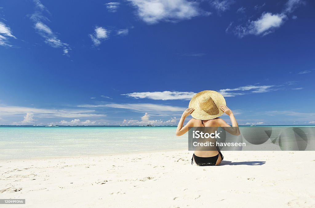 Ragazza su una spiaggia - Foto stock royalty-free di Acqua