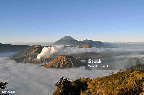 Vulcão Bromo - Fotografias de stock e mais imagens de Acidente Natural - Acidente Natural, Ao Ar Livre, Atividade