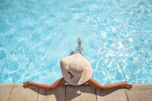 Mujer joven relajándose en la piscina photo