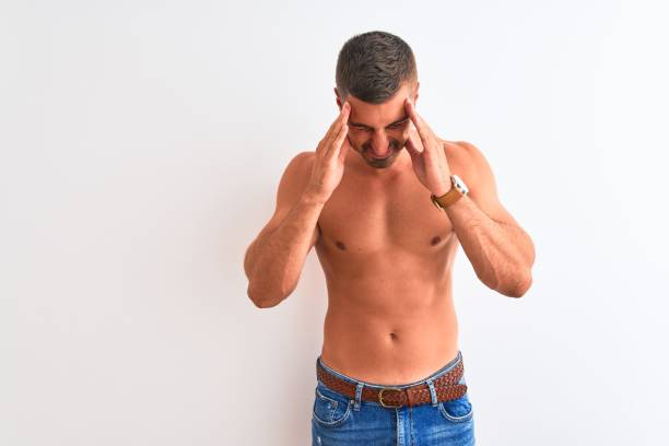 giovane bell'uomo a torso libero che mostra corpo muscoloso su sfondo isolato con mano sulla testa per dolore alla testa perché stress. soffrendo di emicrania. - male beauty beauty hairstyle shirtless foto e immagini stock