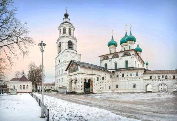 vvedensky-kathedrale mit glockenturm - yaroslavl russia religion church stock-fotos und bilder