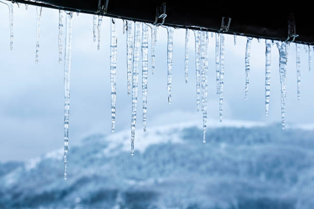 ghiaccioli che si formano all'evestrough di una casa dopo una tempesta di ghiaccio invernale - turkey extreme terrain snow nature foto e immagini stock