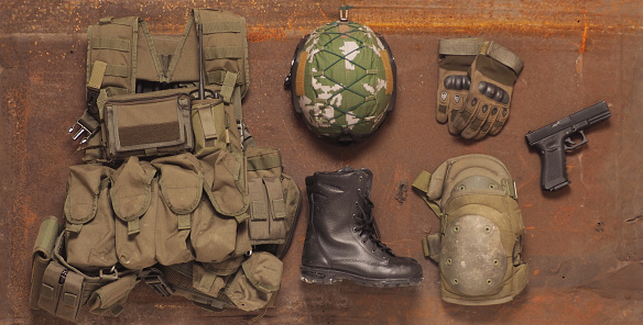 Concepto - servicio, seguridad, Fuerzas Armadas, Compañía militar privada, marina, mercenario. Armas, casco, tacos, armadura corporal sobre un fondo rústico. photo