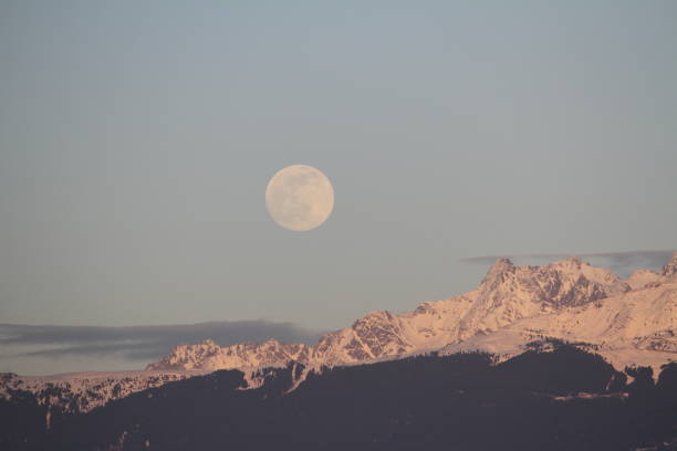 gigantic full moon - light effect full moon mountain peak european alps imagens e fotografias de stock