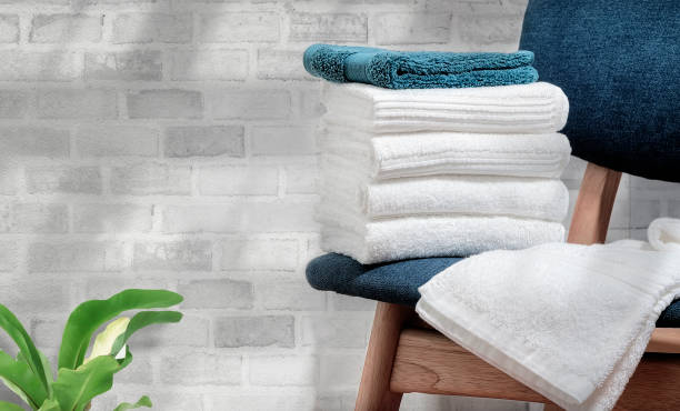 벽돌 벽 배경, 복사 공간 나무 의자에 깨끗한 테리 수건. - towel 뉴스 사진 이미지