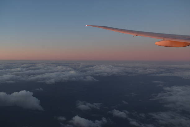 항공기 날개 아래 극적인 일몰 빛과 하늘에 아름다운 구름, 비행기 창에서 보기. - skeg 뉴스 사진 이미지